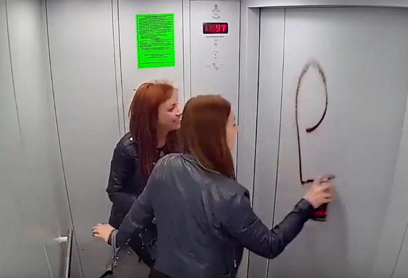 Русская девушка в лифте подставляет тугую дырочку для вагинала