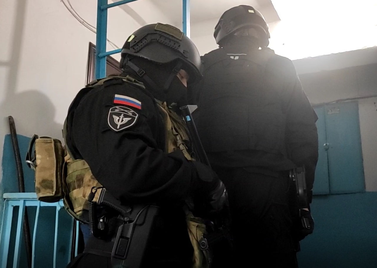 В России планируют разрешить силовикам вламываться в квартиры и вскрывать автомобили.