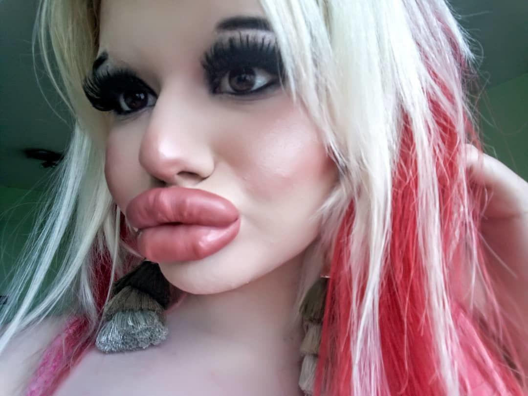 Blonde Duck Lips Suck