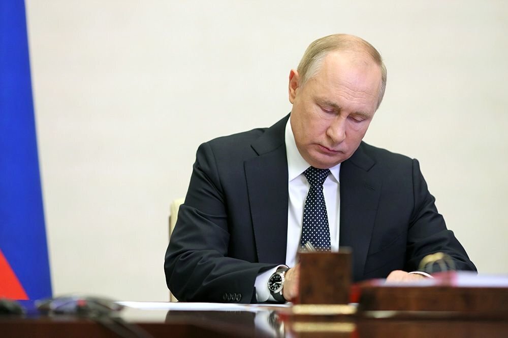 Президент РФ Владимир Путин подписал указ о применении специальных экономических мер против США и примкнувших к ним стран
