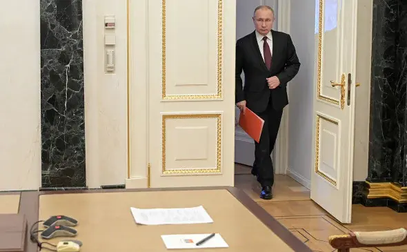 Нельзя переводить денег за рубеж: Владимир Путин наложил запрет на переводы денег за рубеж, что это значит