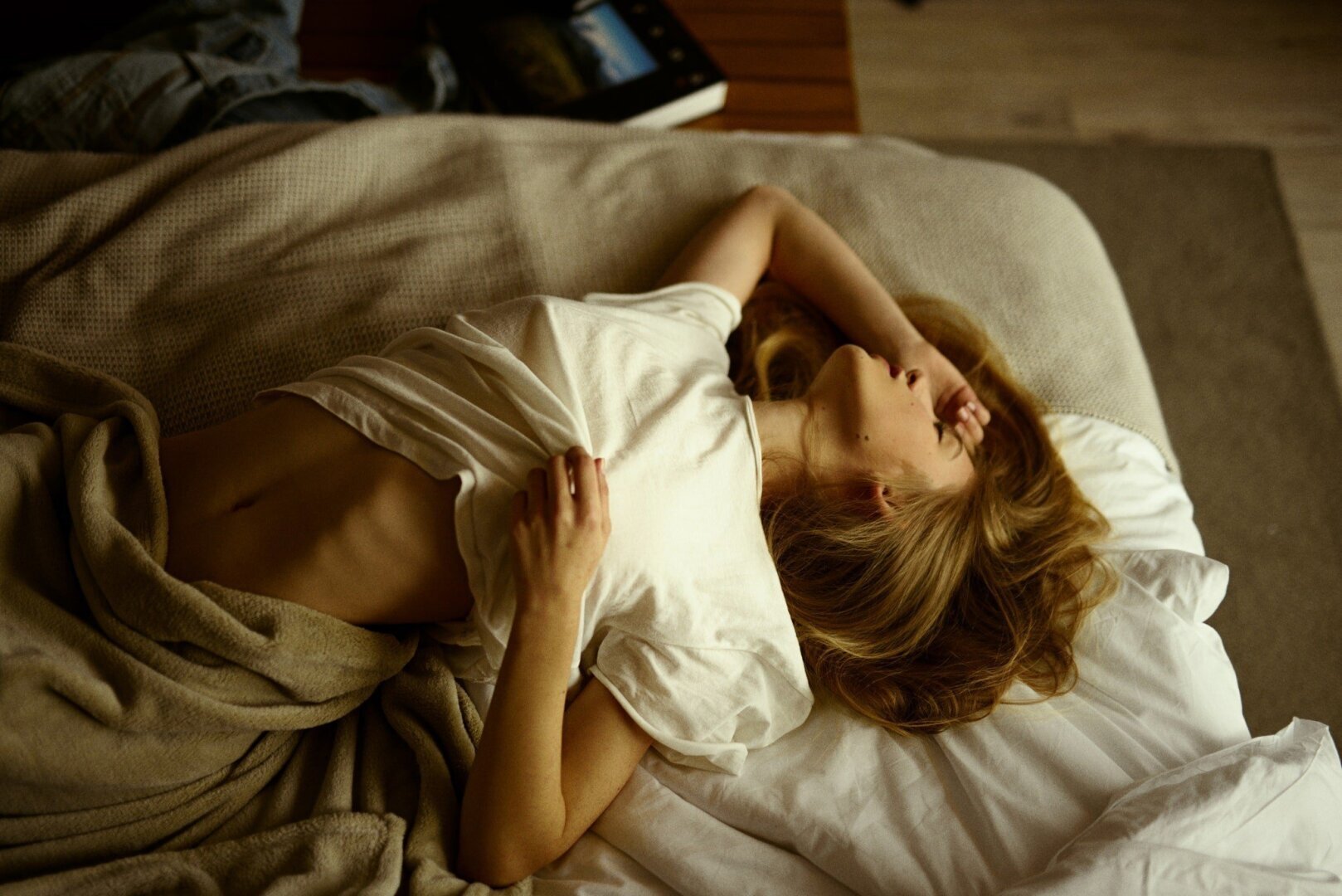 Одинокая дама возбуждается в постели
