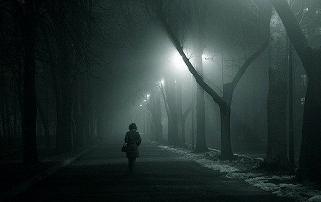 Человек в темном лесу. Мрачное одиночество. Ночной сумрак. «Ночь в лесу». Конец темнота