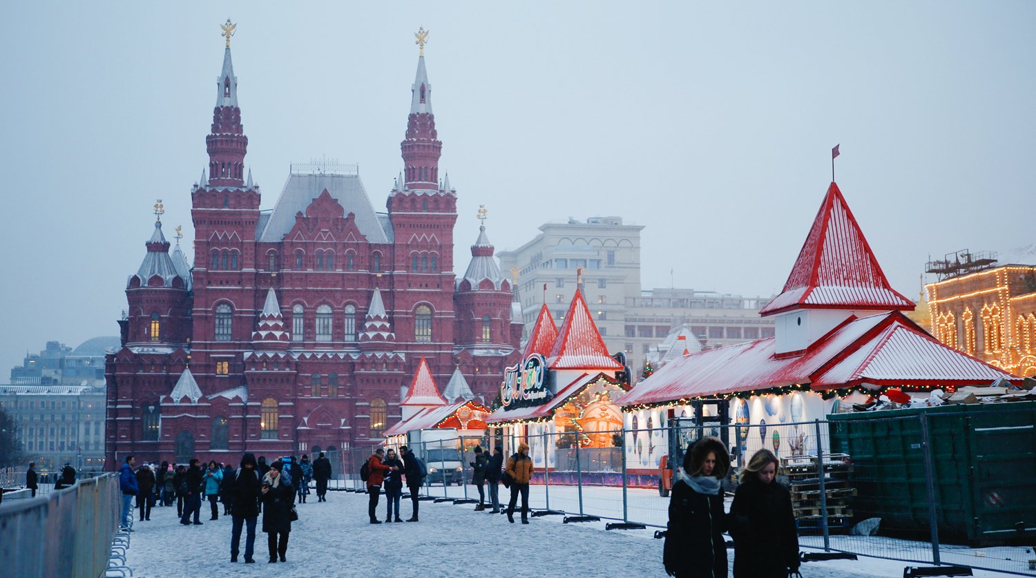 Погода в москве на красной площади сейчас. Палатки на красной площади. Март в Москве. Красная площадь сегодня. Автомобили на красной площади