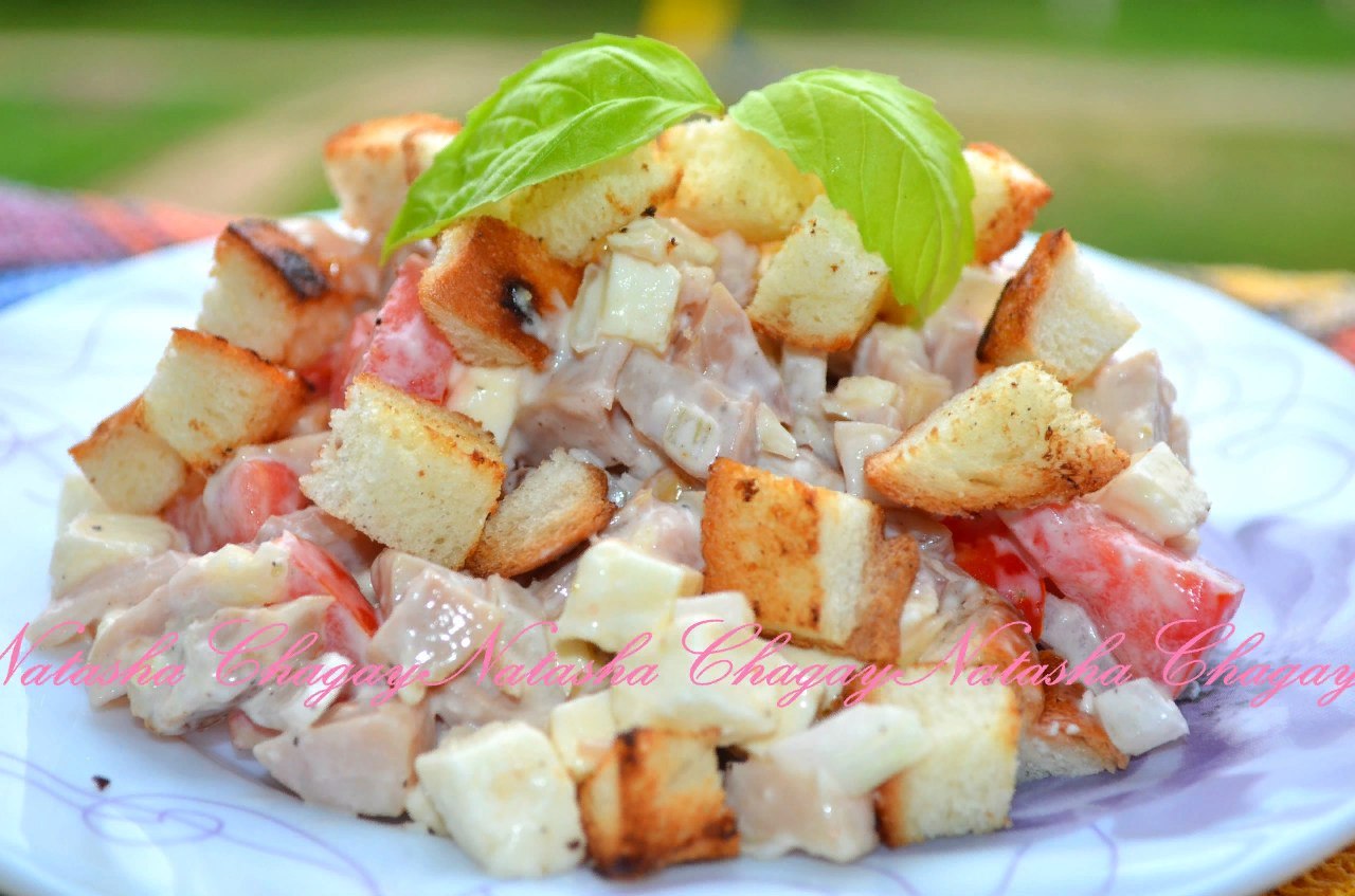 Салат с копченой курицей сыром и помидорами. Салат с копчёной курицей помидорами и сыром и сухариками. Салат с сухариками и копченой курицей и помидорами. Салат баварский с курицей и сухариками и помидорами. Салат с курицей и сухариками и сыром.