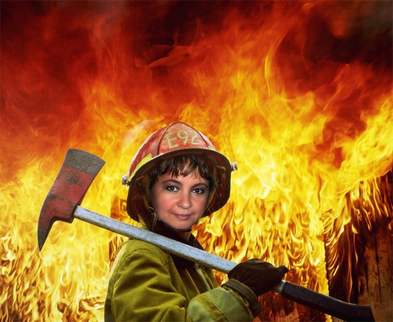 Пожарный. Женщина пожарный. Профессия пожарный.