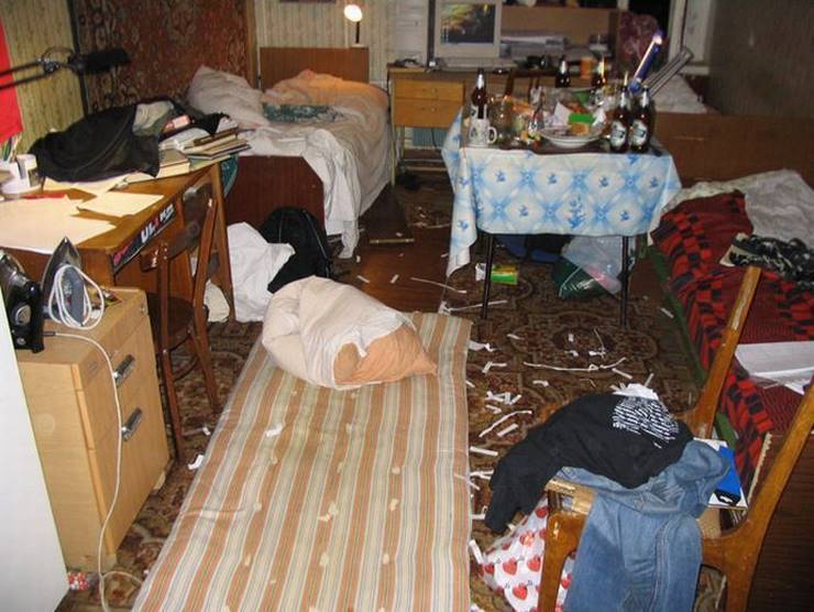 В общежитие возвращаюсь. РХТУ общежитие. Типичная комната в общежитии. Жизнь в общежитии студенты. Общага в России.