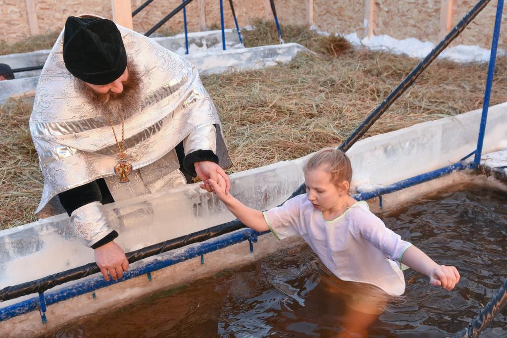 19 января дети. Крещение Господне окунание Иордан. Крещение в Иордане. Купель в храме.