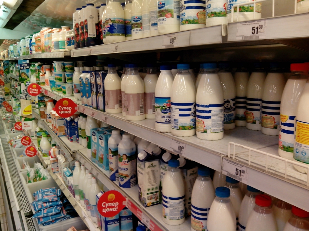 Прилавки молоко. Молочные продукты в магазине. Молочная продукция в магазине. Полки с полки молочной продукции. Полки с молочной продукцией в магазине