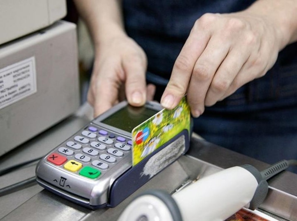 Оплата картой в магазине. Банковский терминал на кассе. Оплата на кассе. Безналичные платежи.