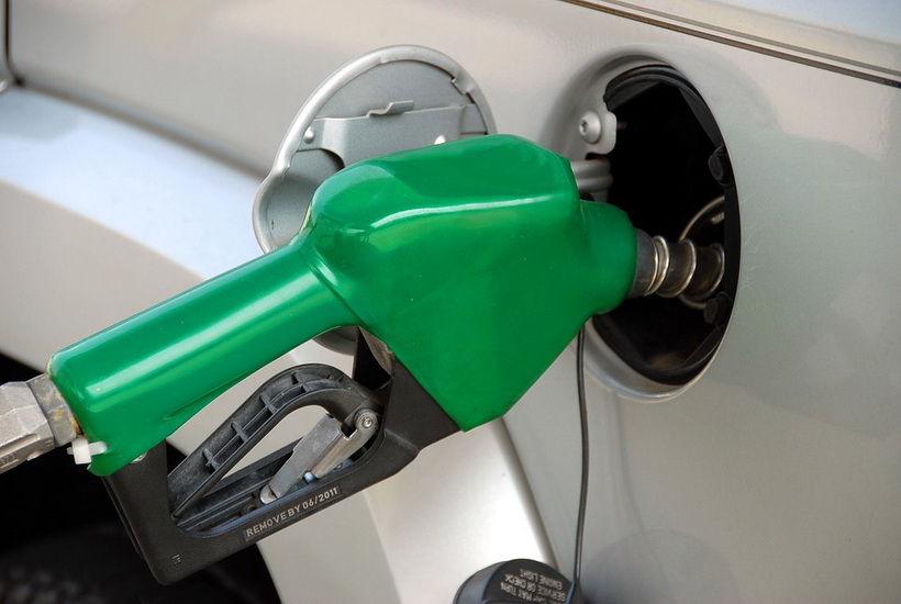 Эксперт предрек существенное снижение цен на бензин