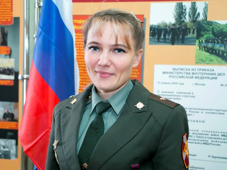 девушка в солдатской форме. женщины на защите отечества. поздравление с 23 февраля женщине военнослужащей. портрет военной девушки. девушки в беретах военных.