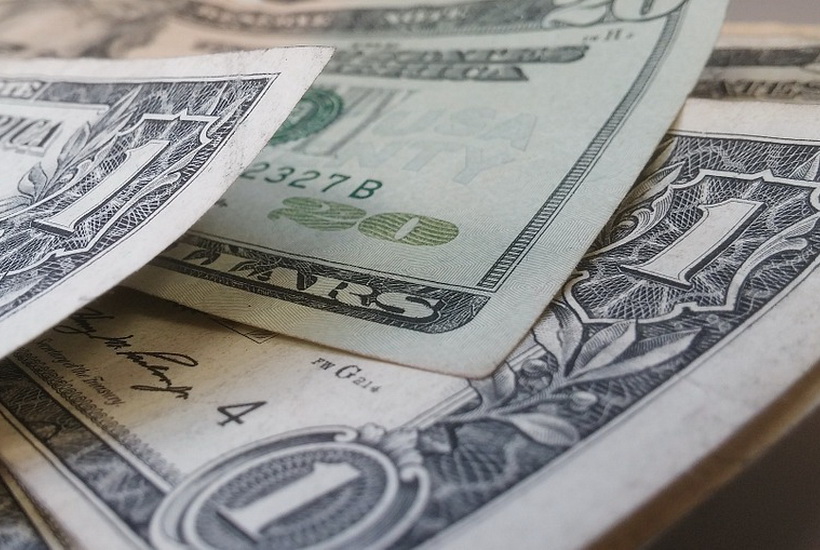 Курс доллара опустился до минимальных за семь лет значений