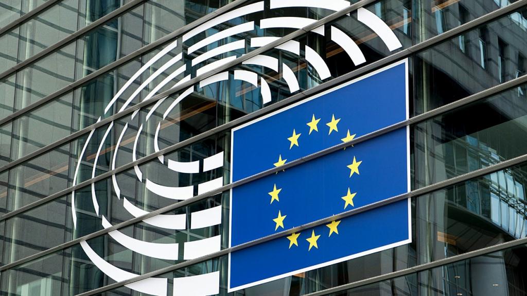 Кодекс ес. Менора у здания европарламента. визовый кодекс ес.