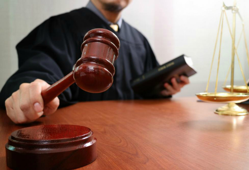 можно ли выбрать судью для рассмотрения дела. 7e298e68e29703c379fa3303a83666cd. можно ли выбрать судью для рассмотрения дела фото. можно ли выбрать судью для рассмотрения дела-7e298e68e29703c379fa3303a83666cd. картинка можно ли выбрать судью для рассмотрения дела. картинка 7e298e68e29703c379fa3303a83666cd. В заявлении она просила заменить судью Зыбунову на другую судью Вахитовского районного суда. Истец аргументировала необходимость замены тем, что, по ее мнению, судья Зыбунова часто занимает позицию страховых компаний и отказывает в выплате страхового возмещения. Заявление было удовлетворено: на нем была резолюция «А.А. Хабибуллиной» и подпись председателя суда. Именно судья Альбина Хабибуллина 29 сентября 2017 года провела предварительное заседание суда.