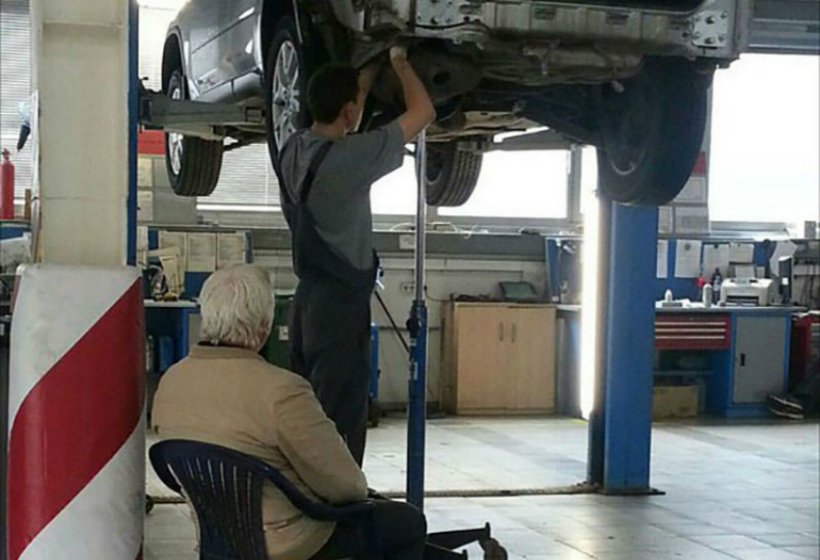 Как это возможно, чтобы владелец автомобиля находился в мастерской, где его ремонтируют?