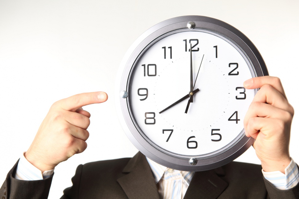 Кратчайшие сроки тем самым. Человек с часами. Часы и время. Пунктуальность и тайм-менеджмент. Часы бизнес.