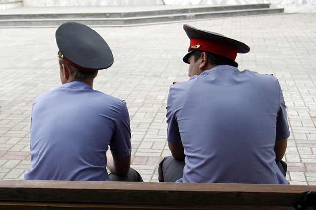 Бездействие полиции. Полиция бездействует. Профессиональная деформация в полиции. Бездействие милиционера.