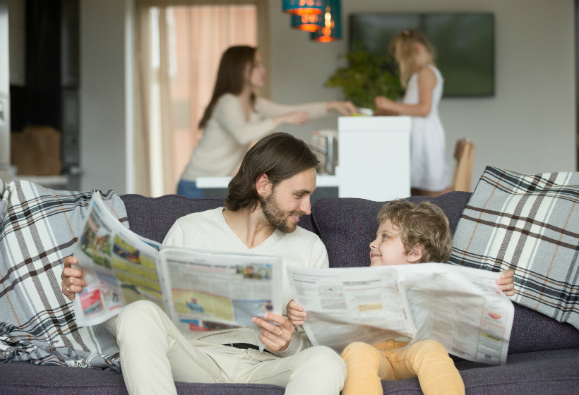 Какие газеты читают в семье. Читающая семья. Семья с газетой. Семья читает газету. Чтение всей семьей.