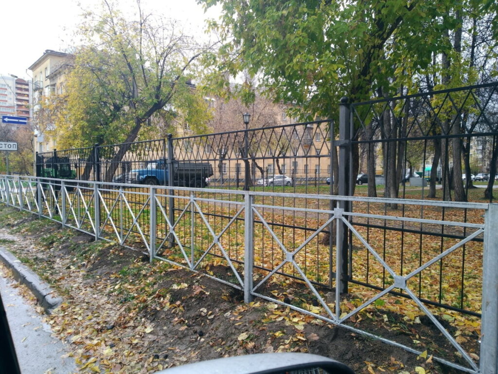 Незаконно установили забор. Городские ограждения. Забор в городе. Ограждение сквера. Ограждения административных зданий.