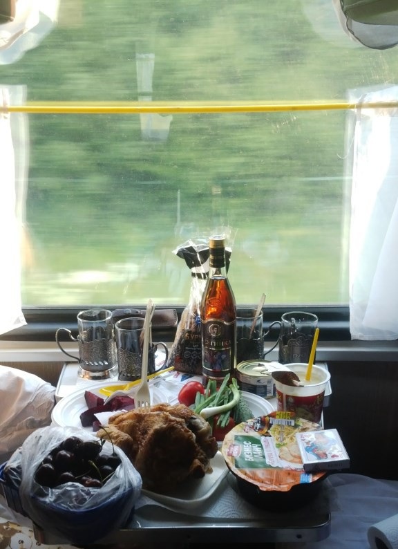 В поезде пила пиво. Поезд. Столик в поезде. Поездка на поезде. Стол в поезде с едой.