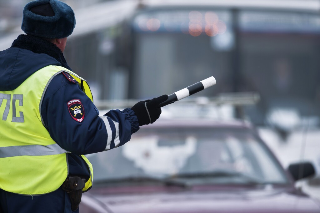 В каких случаях инспектор вправе останавливать транспортные средства?