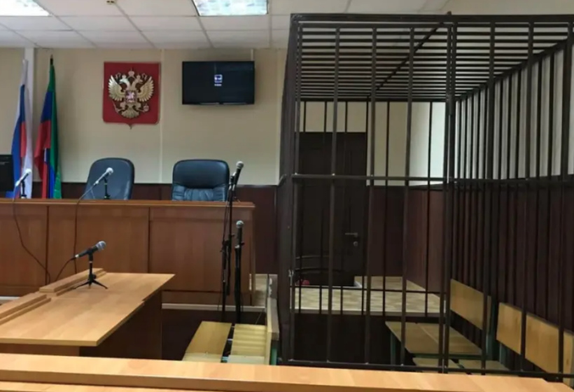 Зал суда. Зал суда Россия. Флаг в зале судебного заседания. Зал суда Махачкала.