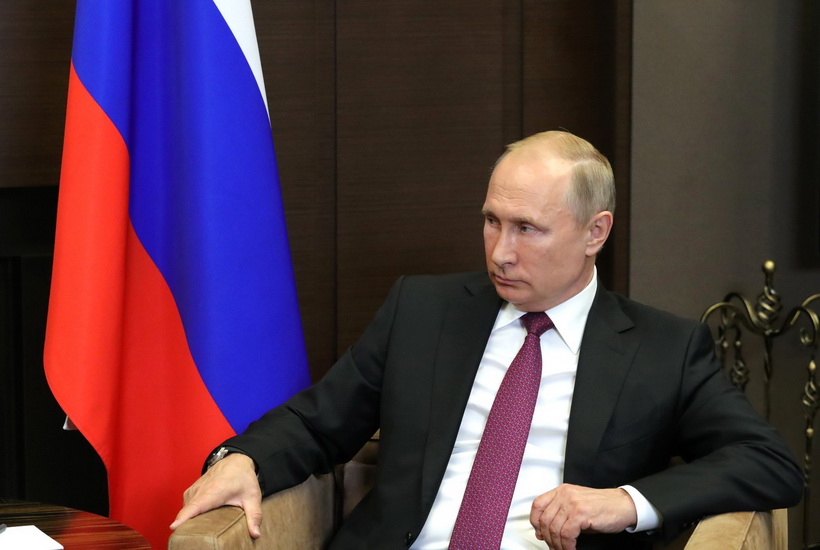 Путин отказался от рукопожатий из-за коронавируса