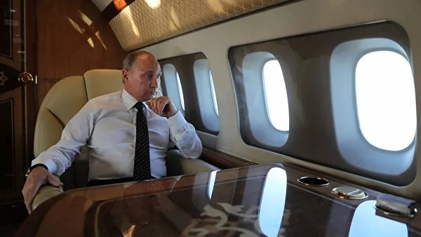 код самолета президента россии. c78241b9c96f7a75ffb09fe0be8c970f. код самолета президента россии фото. код самолета президента россии-c78241b9c96f7a75ffb09fe0be8c970f. картинка код самолета президента россии. картинка c78241b9c96f7a75ffb09fe0be8c970f. Каждый глава государства пользуется специальным авиационным транспортом, чтобы добираться до отдаленных точек назначения. Президент России не стал исключением. Необходимость доступности такого способа перемещения для Владимира Путина особенно важна, ведь территория страны огромна. О том, на чем летает президент знают далеко не все. Какой он – самолет Путина? Авиационный парк главы России один из самых примечательных в мире, а его основной стал борт №1.