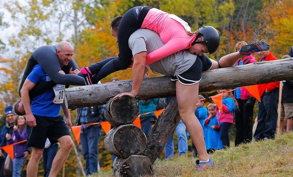 Самые необычные спорты. Забег с женами Финляндия. Необычные спортивные состязания. Соревнования по переноске жен. Необычные виды спорта.