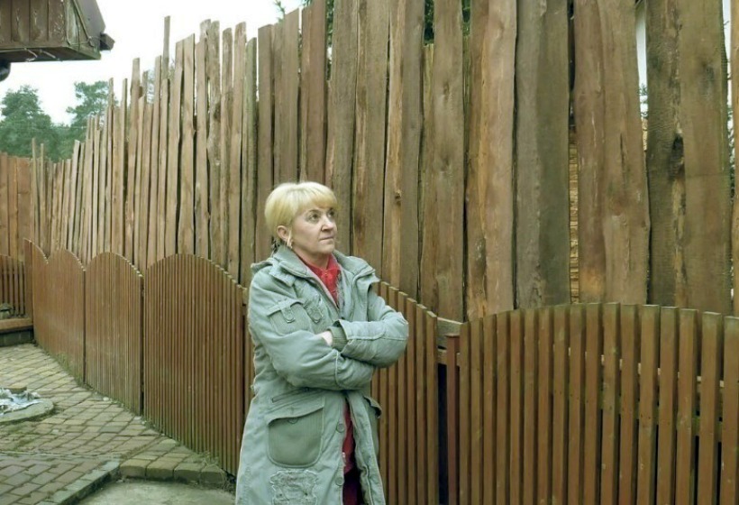 Можно ставить глухой забор. Забор между соседями. Красивый забор между соседями. Забор между соседями на даче. Красивый забор между соседними участками.