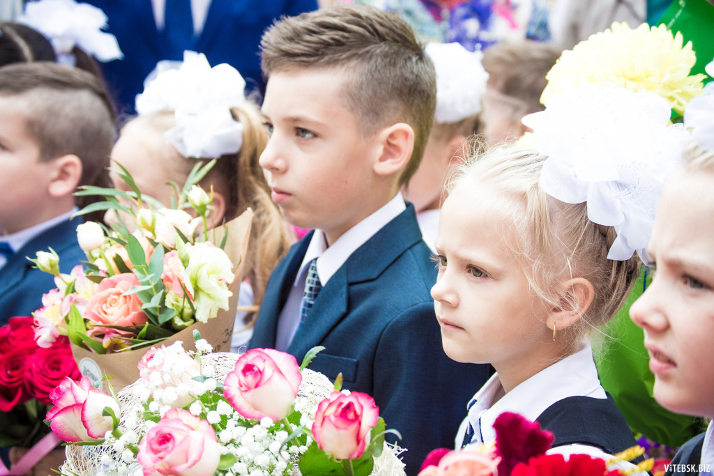 Первоклассники. Красивые первоклассники. Первоклассники фотосток. Первоклассники картинки.