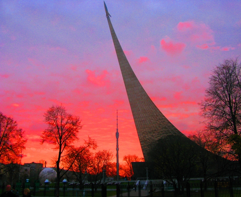 Памятник покорителям космоса фото