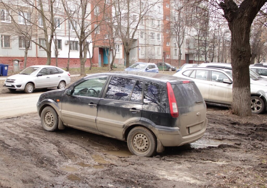 Машина припаркована на тротуаре