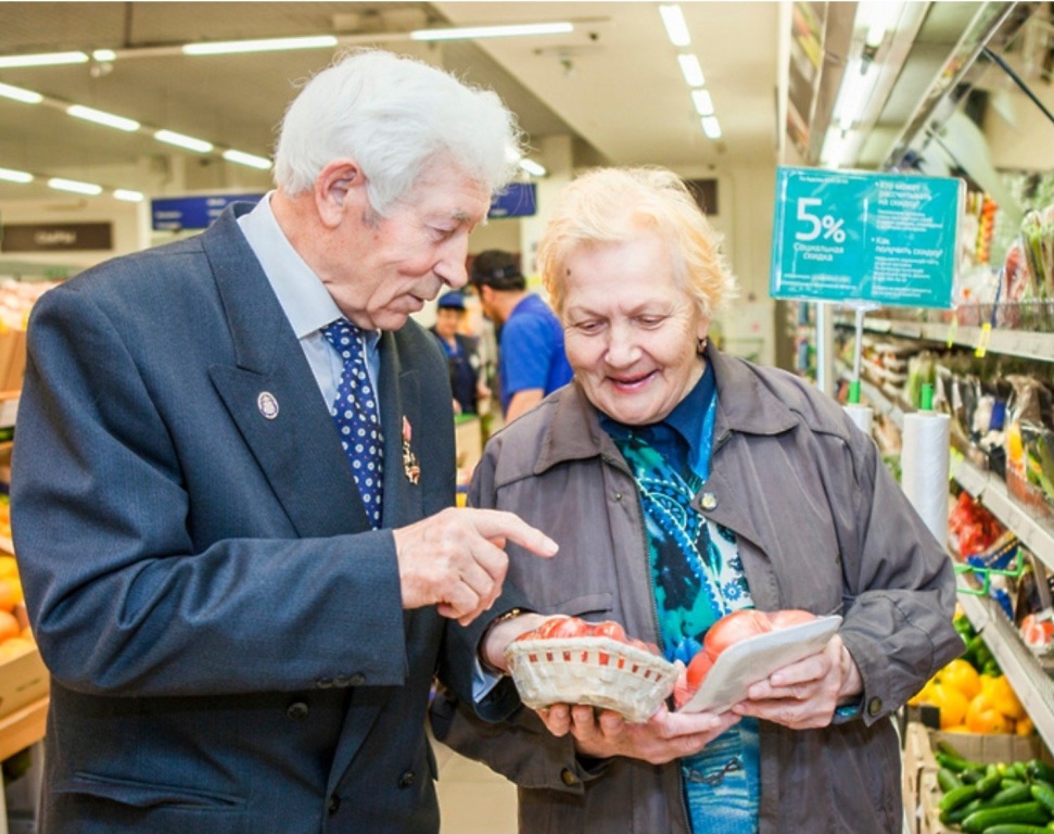 Пенсионеры родившиеся до 1966. Пенсионеры в магазине. Пенсионер в супермаркете.