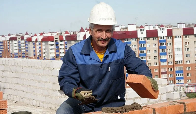 Хата строитель. Дедушка Строитель. Мужчина на стройке. Строители в России. Профессия Строитель.