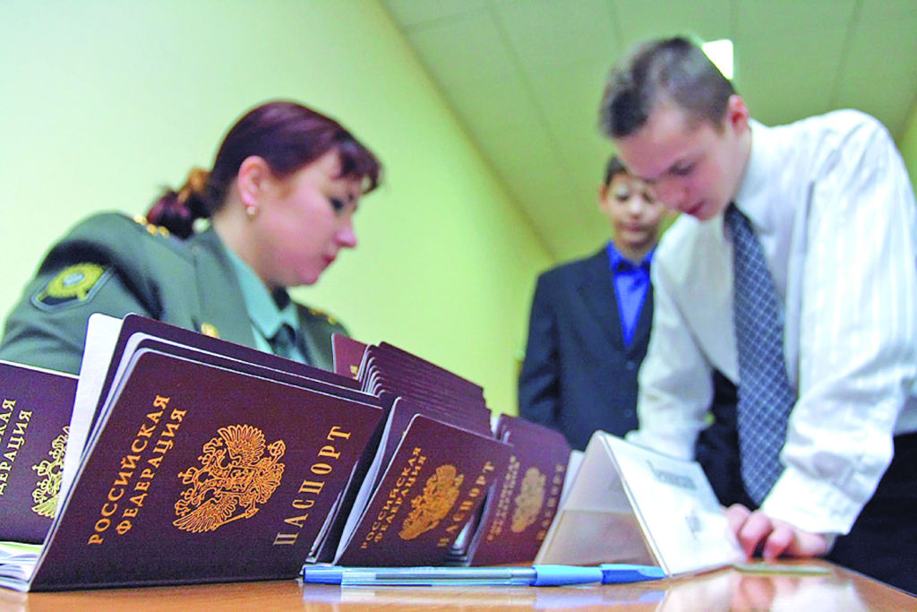 Миграционное законодательство рф. Гражданство для мигрантов. Человек в паспортном столе. Работник паспортного стола.