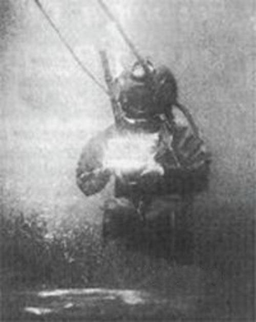в каком году появились первые фотографии в мире. 122d6aca81b0b7e2b2a63f35f6b17733. в каком году появились первые фотографии в мире фото. в каком году появились первые фотографии в мире-122d6aca81b0b7e2b2a63f35f6b17733. картинка в каком году появились первые фотографии в мире. картинка 122d6aca81b0b7e2b2a63f35f6b17733. Огромным прорывом в стремлении человечества запечатлеть реальность стала фотография, которая в отличие от наскальных рисунков и живописи оказалась способна передавать «картинку» максимально правдиво. Искусство фотографии насчитывает уже два века, за которые она стремительно эволюционировала, и подсчитать количество фото, сделанных профессиональными камерами, любительскими фотоаппаратами и смартфонами, теперь не представляется возможным. Но некоторые кадры останутся в истории навсегда.