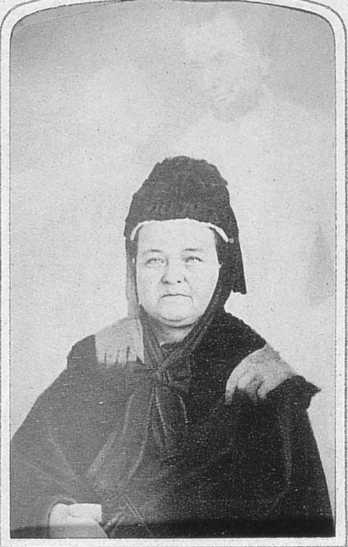 в каком году появились первые фотографии в мире. 276f446d939b451fcf33c09df483b4bd. в каком году появились первые фотографии в мире фото. в каком году появились первые фотографии в мире-276f446d939b451fcf33c09df483b4bd. картинка в каком году появились первые фотографии в мире. картинка 276f446d939b451fcf33c09df483b4bd. Огромным прорывом в стремлении человечества запечатлеть реальность стала фотография, которая в отличие от наскальных рисунков и живописи оказалась способна передавать «картинку» максимально правдиво. Искусство фотографии насчитывает уже два века, за которые она стремительно эволюционировала, и подсчитать количество фото, сделанных профессиональными камерами, любительскими фотоаппаратами и смартфонами, теперь не представляется возможным. Но некоторые кадры останутся в истории навсегда.