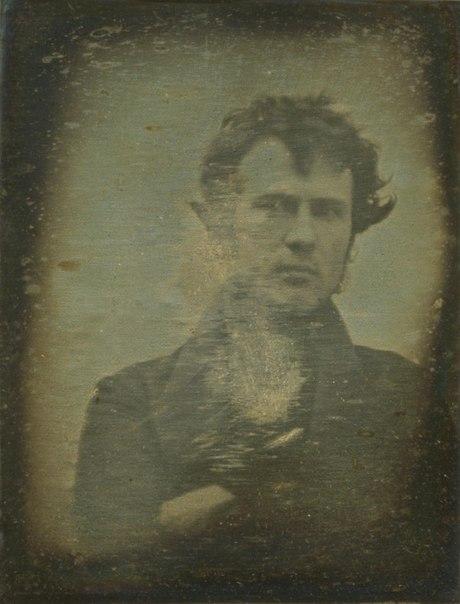 в каком году появились первые фотографии в мире. 2c640440dbb0a1d77ab796430933b0b1. в каком году появились первые фотографии в мире фото. в каком году появились первые фотографии в мире-2c640440dbb0a1d77ab796430933b0b1. картинка в каком году появились первые фотографии в мире. картинка 2c640440dbb0a1d77ab796430933b0b1. Огромным прорывом в стремлении человечества запечатлеть реальность стала фотография, которая в отличие от наскальных рисунков и живописи оказалась способна передавать «картинку» максимально правдиво. Искусство фотографии насчитывает уже два века, за которые она стремительно эволюционировала, и подсчитать количество фото, сделанных профессиональными камерами, любительскими фотоаппаратами и смартфонами, теперь не представляется возможным. Но некоторые кадры останутся в истории навсегда.