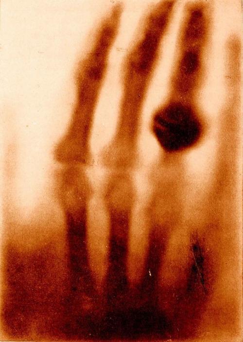в каком году появились первые фотографии в мире. 39fe5fbdb7b05f5ea12eb08c6c5227bc. в каком году появились первые фотографии в мире фото. в каком году появились первые фотографии в мире-39fe5fbdb7b05f5ea12eb08c6c5227bc. картинка в каком году появились первые фотографии в мире. картинка 39fe5fbdb7b05f5ea12eb08c6c5227bc. Огромным прорывом в стремлении человечества запечатлеть реальность стала фотография, которая в отличие от наскальных рисунков и живописи оказалась способна передавать «картинку» максимально правдиво. Искусство фотографии насчитывает уже два века, за которые она стремительно эволюционировала, и подсчитать количество фото, сделанных профессиональными камерами, любительскими фотоаппаратами и смартфонами, теперь не представляется возможным. Но некоторые кадры останутся в истории навсегда.