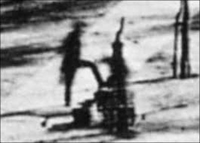 в каком году появились первые фотографии в мире. 4dffdb2d1d79b8dca5d9f62b04018085. в каком году появились первые фотографии в мире фото. в каком году появились первые фотографии в мире-4dffdb2d1d79b8dca5d9f62b04018085. картинка в каком году появились первые фотографии в мире. картинка 4dffdb2d1d79b8dca5d9f62b04018085. Огромным прорывом в стремлении человечества запечатлеть реальность стала фотография, которая в отличие от наскальных рисунков и живописи оказалась способна передавать «картинку» максимально правдиво. Искусство фотографии насчитывает уже два века, за которые она стремительно эволюционировала, и подсчитать количество фото, сделанных профессиональными камерами, любительскими фотоаппаратами и смартфонами, теперь не представляется возможным. Но некоторые кадры останутся в истории навсегда.