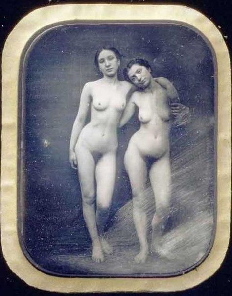 в каком году появились первые фотографии в мире. 52beddeb0540ba5dd596d14dfe4d519c. в каком году появились первые фотографии в мире фото. в каком году появились первые фотографии в мире-52beddeb0540ba5dd596d14dfe4d519c. картинка в каком году появились первые фотографии в мире. картинка 52beddeb0540ba5dd596d14dfe4d519c. Огромным прорывом в стремлении человечества запечатлеть реальность стала фотография, которая в отличие от наскальных рисунков и живописи оказалась способна передавать «картинку» максимально правдиво. Искусство фотографии насчитывает уже два века, за которые она стремительно эволюционировала, и подсчитать количество фото, сделанных профессиональными камерами, любительскими фотоаппаратами и смартфонами, теперь не представляется возможным. Но некоторые кадры останутся в истории навсегда.