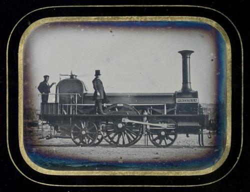 в каком году появились первые фотографии в мире. 7bb5d200fdb68df0e7ff5f6f2adc8326. в каком году появились первые фотографии в мире фото. в каком году появились первые фотографии в мире-7bb5d200fdb68df0e7ff5f6f2adc8326. картинка в каком году появились первые фотографии в мире. картинка 7bb5d200fdb68df0e7ff5f6f2adc8326. Огромным прорывом в стремлении человечества запечатлеть реальность стала фотография, которая в отличие от наскальных рисунков и живописи оказалась способна передавать «картинку» максимально правдиво. Искусство фотографии насчитывает уже два века, за которые она стремительно эволюционировала, и подсчитать количество фото, сделанных профессиональными камерами, любительскими фотоаппаратами и смартфонами, теперь не представляется возможным. Но некоторые кадры останутся в истории навсегда.