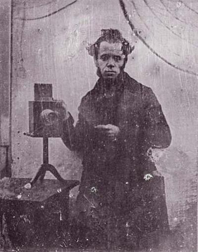 в каком году появились первые фотографии в мире. 89ed65d191f228ca85a36dc38d8a0b95. в каком году появились первые фотографии в мире фото. в каком году появились первые фотографии в мире-89ed65d191f228ca85a36dc38d8a0b95. картинка в каком году появились первые фотографии в мире. картинка 89ed65d191f228ca85a36dc38d8a0b95. Огромным прорывом в стремлении человечества запечатлеть реальность стала фотография, которая в отличие от наскальных рисунков и живописи оказалась способна передавать «картинку» максимально правдиво. Искусство фотографии насчитывает уже два века, за которые она стремительно эволюционировала, и подсчитать количество фото, сделанных профессиональными камерами, любительскими фотоаппаратами и смартфонами, теперь не представляется возможным. Но некоторые кадры останутся в истории навсегда.