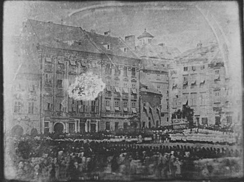 в каком году появились первые фотографии в мире. 8a70d03e86cbba683b0f9a0a5f6eabf4. в каком году появились первые фотографии в мире фото. в каком году появились первые фотографии в мире-8a70d03e86cbba683b0f9a0a5f6eabf4. картинка в каком году появились первые фотографии в мире. картинка 8a70d03e86cbba683b0f9a0a5f6eabf4. Огромным прорывом в стремлении человечества запечатлеть реальность стала фотография, которая в отличие от наскальных рисунков и живописи оказалась способна передавать «картинку» максимально правдиво. Искусство фотографии насчитывает уже два века, за которые она стремительно эволюционировала, и подсчитать количество фото, сделанных профессиональными камерами, любительскими фотоаппаратами и смартфонами, теперь не представляется возможным. Но некоторые кадры останутся в истории навсегда.