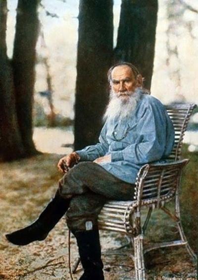 в каком году появились первые фотографии в мире. 8ed6f875f9e9e79e21009302cebbb5d0. в каком году появились первые фотографии в мире фото. в каком году появились первые фотографии в мире-8ed6f875f9e9e79e21009302cebbb5d0. картинка в каком году появились первые фотографии в мире. картинка 8ed6f875f9e9e79e21009302cebbb5d0. Огромным прорывом в стремлении человечества запечатлеть реальность стала фотография, которая в отличие от наскальных рисунков и живописи оказалась способна передавать «картинку» максимально правдиво. Искусство фотографии насчитывает уже два века, за которые она стремительно эволюционировала, и подсчитать количество фото, сделанных профессиональными камерами, любительскими фотоаппаратами и смартфонами, теперь не представляется возможным. Но некоторые кадры останутся в истории навсегда.