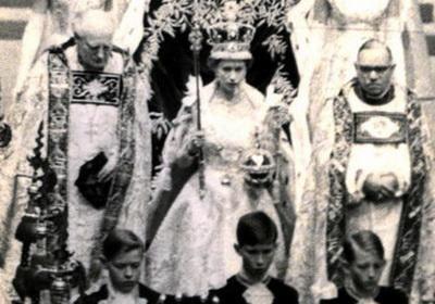 в каком году появились первые фотографии в мире. 989bd3aec5b3019deb784bea143d9f5e. в каком году появились первые фотографии в мире фото. в каком году появились первые фотографии в мире-989bd3aec5b3019deb784bea143d9f5e. картинка в каком году появились первые фотографии в мире. картинка 989bd3aec5b3019deb784bea143d9f5e. Огромным прорывом в стремлении человечества запечатлеть реальность стала фотография, которая в отличие от наскальных рисунков и живописи оказалась способна передавать «картинку» максимально правдиво. Искусство фотографии насчитывает уже два века, за которые она стремительно эволюционировала, и подсчитать количество фото, сделанных профессиональными камерами, любительскими фотоаппаратами и смартфонами, теперь не представляется возможным. Но некоторые кадры останутся в истории навсегда.