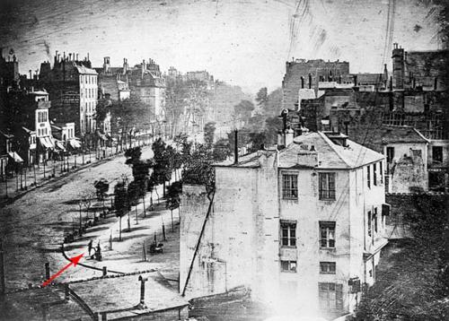 в каком году появились первые фотографии в мире. 9acd7ff8c58535be5e430b83ca12e58d. в каком году появились первые фотографии в мире фото. в каком году появились первые фотографии в мире-9acd7ff8c58535be5e430b83ca12e58d. картинка в каком году появились первые фотографии в мире. картинка 9acd7ff8c58535be5e430b83ca12e58d. Огромным прорывом в стремлении человечества запечатлеть реальность стала фотография, которая в отличие от наскальных рисунков и живописи оказалась способна передавать «картинку» максимально правдиво. Искусство фотографии насчитывает уже два века, за которые она стремительно эволюционировала, и подсчитать количество фото, сделанных профессиональными камерами, любительскими фотоаппаратами и смартфонами, теперь не представляется возможным. Но некоторые кадры останутся в истории навсегда.