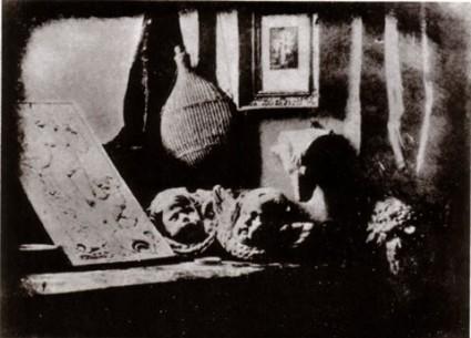 в каком году появились первые фотографии в мире. 9e7928f6e81472448253a8b2b999651f. в каком году появились первые фотографии в мире фото. в каком году появились первые фотографии в мире-9e7928f6e81472448253a8b2b999651f. картинка в каком году появились первые фотографии в мире. картинка 9e7928f6e81472448253a8b2b999651f. Огромным прорывом в стремлении человечества запечатлеть реальность стала фотография, которая в отличие от наскальных рисунков и живописи оказалась способна передавать «картинку» максимально правдиво. Искусство фотографии насчитывает уже два века, за которые она стремительно эволюционировала, и подсчитать количество фото, сделанных профессиональными камерами, любительскими фотоаппаратами и смартфонами, теперь не представляется возможным. Но некоторые кадры останутся в истории навсегда.